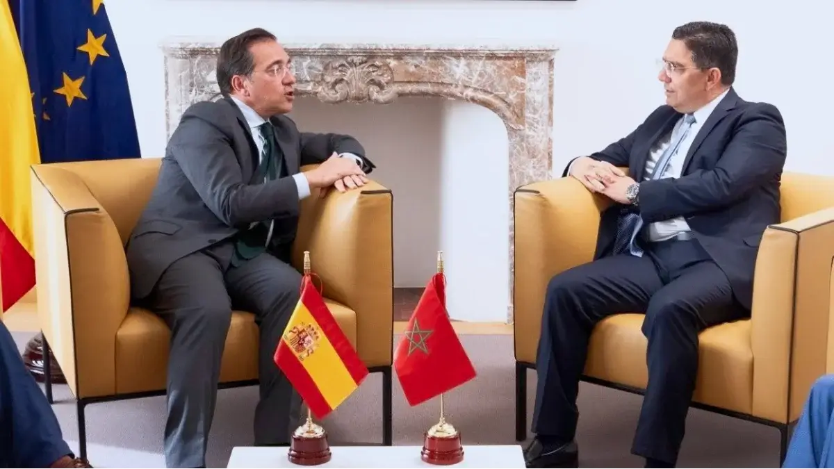 Nasser Bourita, ministro de Asuntos Exteriores, Cooperación Africana y Marroquíes Residentes en el Extranjero, junto al ministro de Asuntos Exteriores de España, José Manuel Albares durante una reunión con motivo de la V Edición de la Reunión Ministerial de la Unión Europea en Bruselas, el 14 de julio - PHOTO/X/MAROC DIPLOMATIE