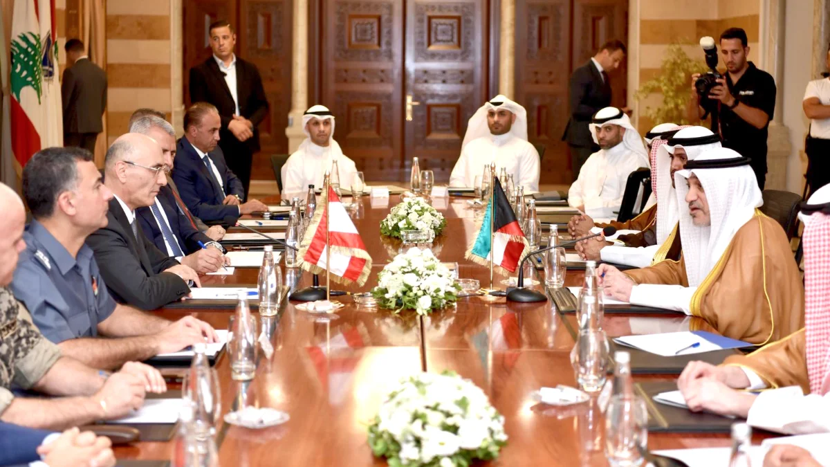 El ministro del Interior kuwaití, Jeque Fahad Yusuf Al-Sabah, junto al presidente libanés Joseph Aoun - PHOTO/REDES SOCIALES