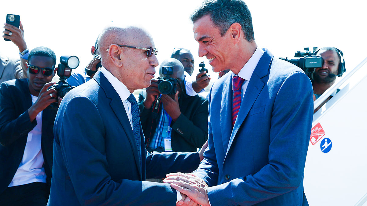 <p>El presidente de la República Islámica de Mauritania, Mohamed Cheikh El Ghazouani, recibe en el aeropuerto de Nuakchot al presidente del Gobierno, Pedro Sánchez - PHOTO/Pool Moncloa/Fernando Calvo</p>
