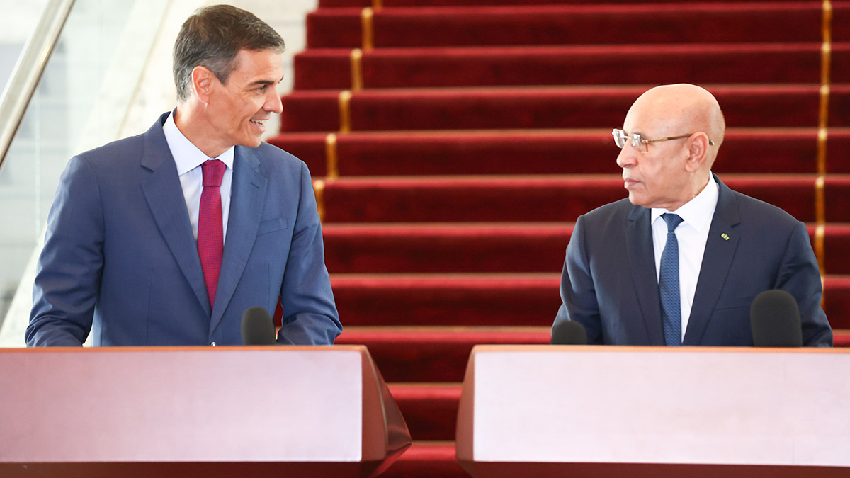 El presidente del Gobierno, Pedro Sánchez, y el presidente de Mauritania, Mohamed Ould Ghazouani, durante la declaración institucional ante los medios de comunicación - PHOTO/Pool Moncloa / Fernando Calvo