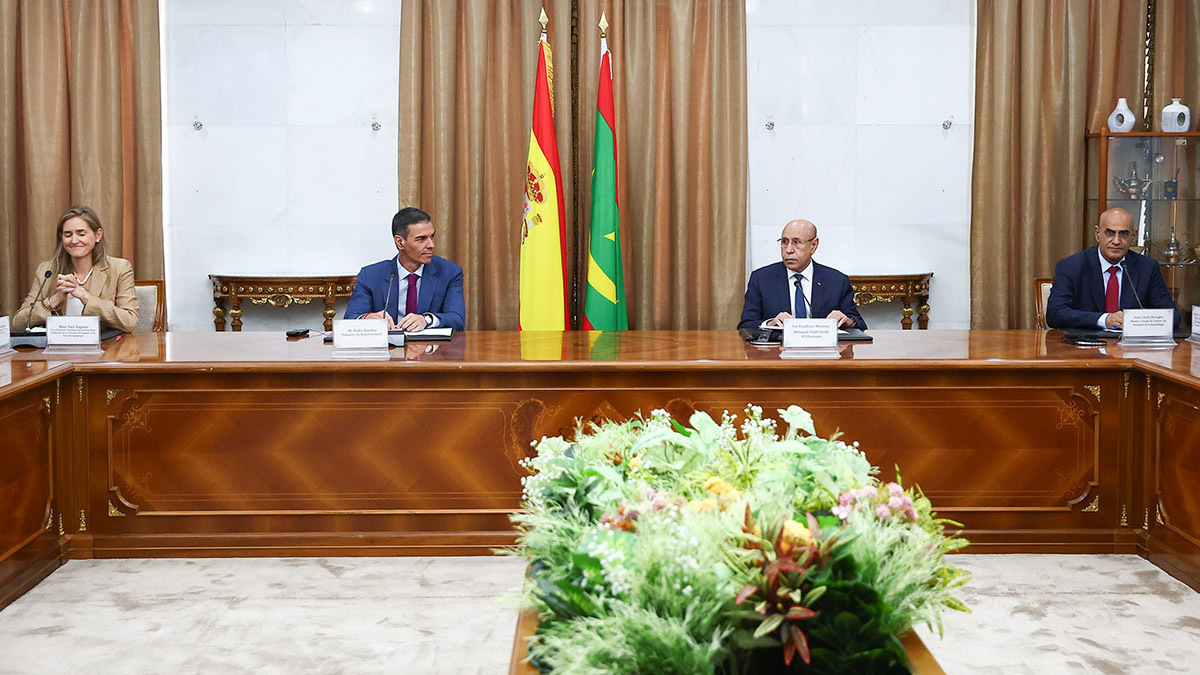 El presidente del Gobierno, Pedro Sánchez, y el presidente de la República Islámica de Mauritania, durante la reunión plenaria con la delegación española y mauritana - PHOTO/Pool Moncloa/Fernando Calvo