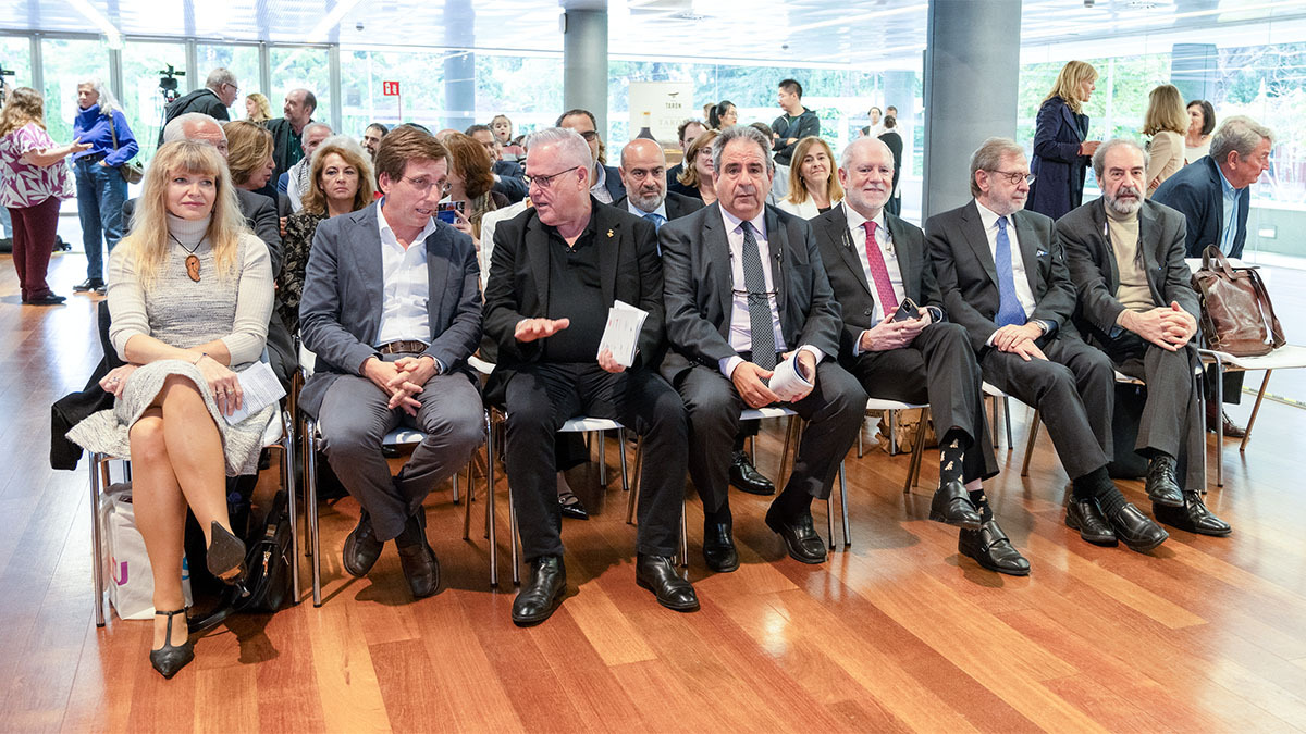 <p>Armelle Pape Van Dyck, presidenta de ACPE, José Luis Martínez Almeida, alcalde de Madrid, Pere Granados, alcalde de Salou, Javier Fernández Arribas, director de Atalayar, responsable de Fundación Mapfre y los periodistas Juan Luis Cebrián y Felipe Sahagún en entrega de premios del Club Internacional de Prensa</p>
