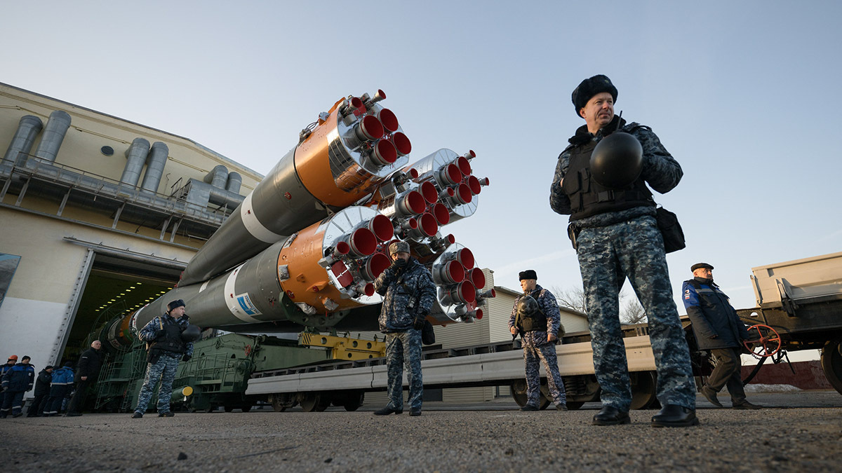 Una escolta militar, ingenieros y técnicos rusos de Baikonur acompañan el traslado del cohete Soyuz por vía férrea interior desde su edificio de ensamblaje hasta la plataforma de despegue - PHOTO/NASA-Bill Ingalls