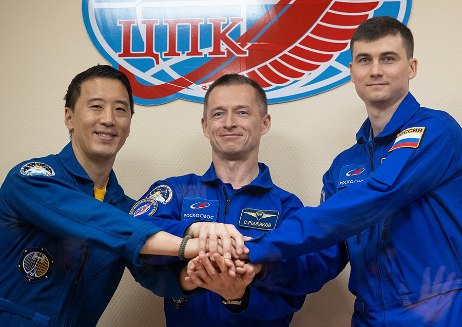 Desde principios de abril está en la ISS el astronauta de la NASA de ascendencia coreana Jonny Kim (izquierda), que voló al espacio en la capsula Soyuz MS-27 con los rusos Sergei Ryzhikov y Alexei Zubritskiy - PHOTO/NASA-Joel Kowsky