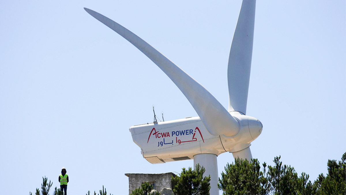 <p>Un molino de viento de Saudi Acwa Power se muestra en Jbel Sendouq, a las afueras de Tánger, Marruecos - REUTERS/YOUSSEF BOULLAL </p>
