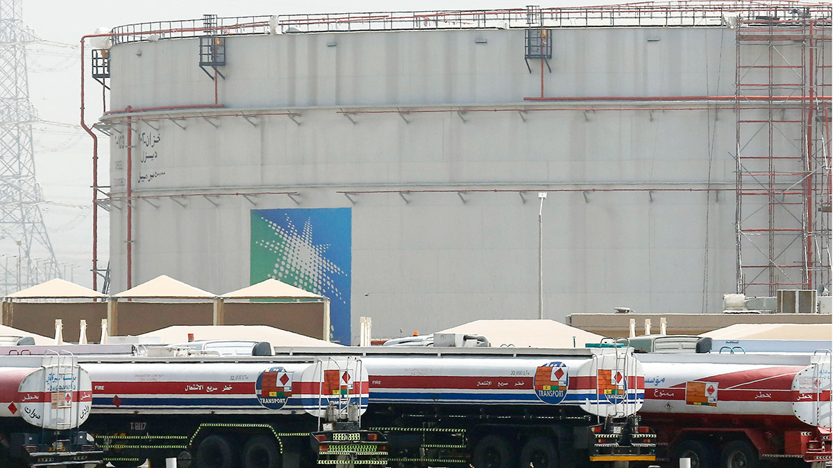 <p>Camiones de combustible se alinean frente a tanques de almacenamiento en la planta a granel North Jiddah, una instalación petrolera de Aramco, en Jiddah, Arabia Saudí - PHOTO/ AP </p>