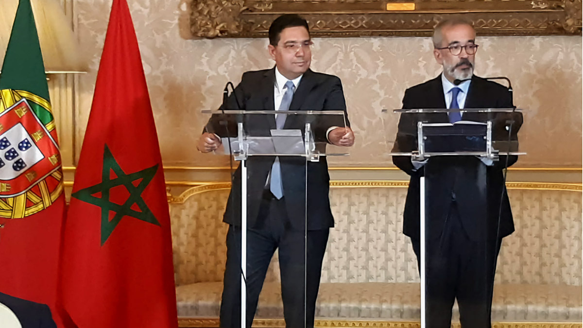 Nasser Bourita, ministro de Asuntos Exteriores, Cooperación Africana y Marroquíes Residentes en Extranjero, junto a Paulo Rangel, ministro de Estado y Asuntos Exteriores de Portugal, durante la conferencia posterior a la reunión bilateral el 22 de julio en Lisboa, Portugal - PHOTO/X/MAROC DIPLOMATIE