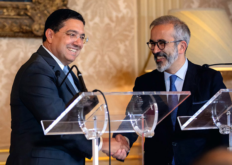 Nasser Bourita, ministro de Asuntos Exteriores, Cooperación Africana y Marroquíes Residentes en Extranjero, junto a Paulo Rangel, ministro de Estado y Asuntos Exteriores de Portugal, estrechando la mano tras finalizar la conferencia posterior a la reunión bilateral el 22 de julio en Lisboa, Portugal - PHOTO/X/MAROC DIPLOMATIE