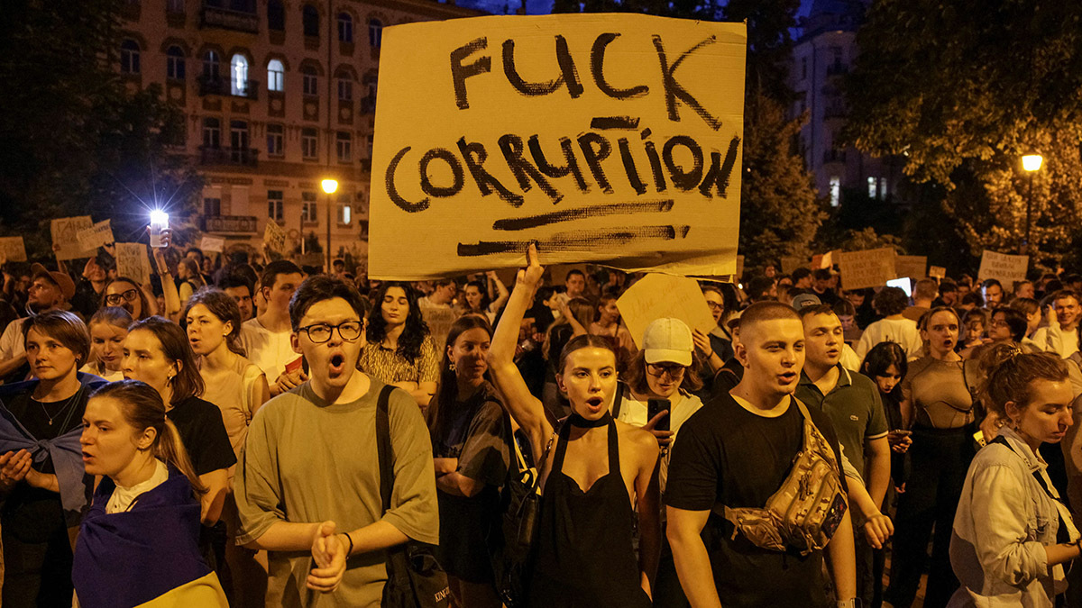 Ciudadanos ucranianos protestan durante la primera manifestación contra una ley recién aprobada, que frena la independencia de las instituciones anticorrupción, en medio del ataque de Rusia a Ucrania, cerca de la oficina presidencial en Kiev, Ucrania, el 22 de julio de 2025 - REUTERS/STANISLAV KOZLIUK