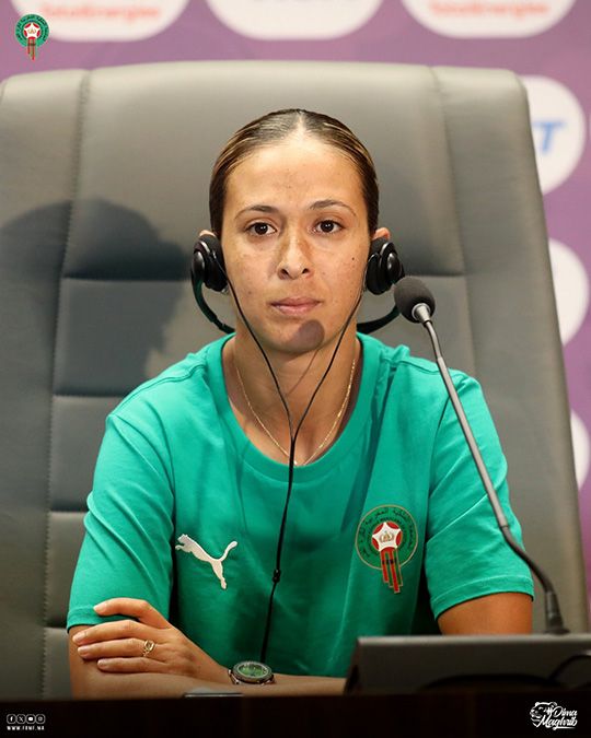 Ibtissam Jraidi, jugadora de la selección marroquí, durante la conferencia posterior al partido de semifinales contra Ghana, que dio el pase al conjunto nacional a la final de la Copa Africana de Naciones Femenina (WAFCON) el 23 de julio de 2025 en Rabat, Marruecos - PHOTO/X/ENMAROC