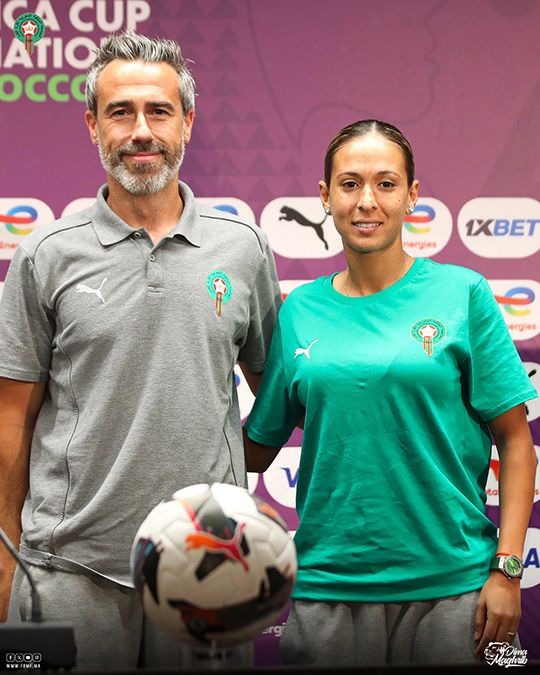 Jorge Vilda, seleccionador de Marruecos, junto a la mejor jugadora del torneo, Ibtissam Jraidi, durante la conferencia posterior al partido de semifinales contra Ghana, que dio el pase al conjunto nacional a la final de la Copa Africana de Naciones Femenina (WAFCON) el 23 de julio de 2025 en Rabat, Marruecos - PHOTO/X/ENMAROC
