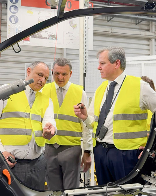 Ryad Mezzour, ministro de Industria de Marruecos; Mohamed Bachiri, director general de Renault Maroc; y Gianluca De Ficchy, director de Mobilize, durante la visita a la fábrica Usine de Tánger - PHOTO/RENAULT MAROC