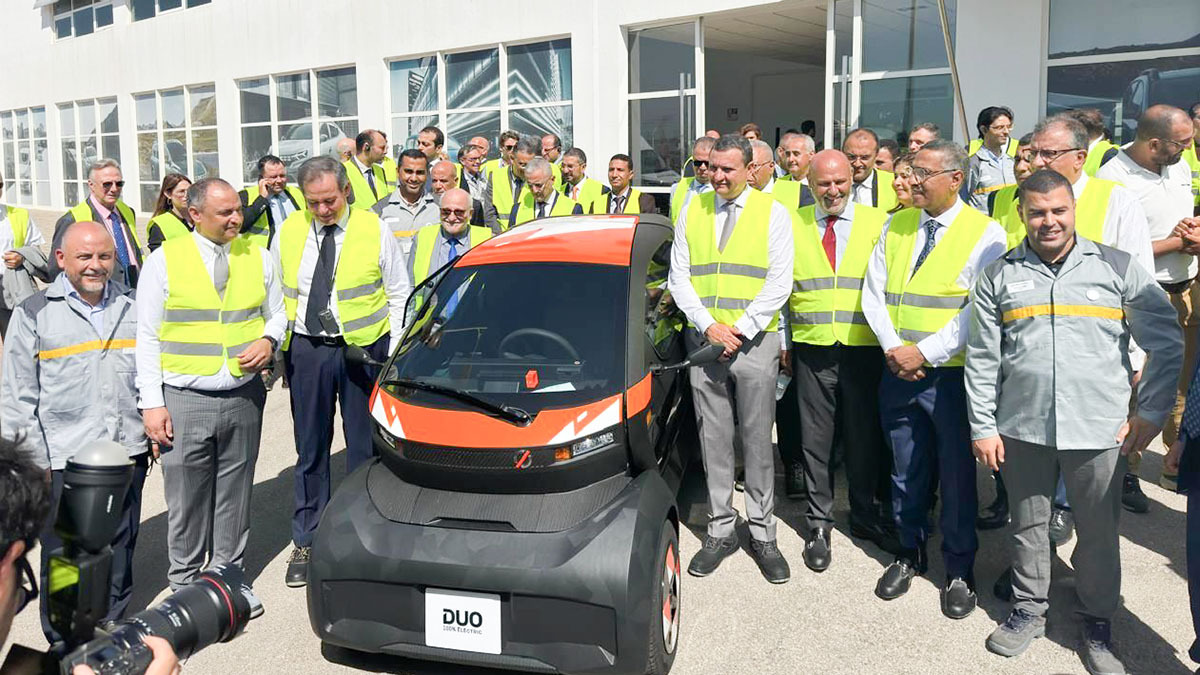 Ryad Mezzour, ministro de Industria de Marruecos; Mohamed Bachiri, director general de Renault Maroc; y Gianluca De Ficchy, director de Mobilize, junto a gran parte de la plantilla durante la visita a la fábrica Usine de Tánger - PHOTO/RENAULT MAROC