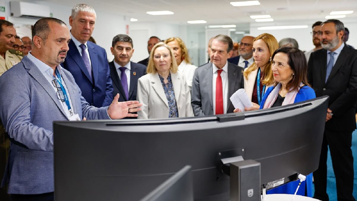Visita de Margarita Robles, ministra de Defensa de España, a centro de Indra Group en Vigo