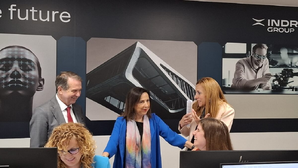 Visita de Margarita Robles, ministra de Defensa de España, a centro de Indra Group en Vigo