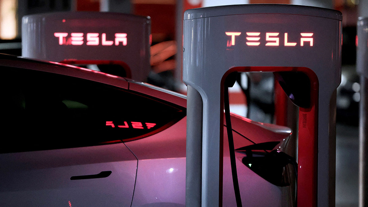 <p>Vehículo eléctrico Tesla se carga en una estación de carga de baterías Tesla Supercharger - REUTERS/ VINCENT WEST </p>
