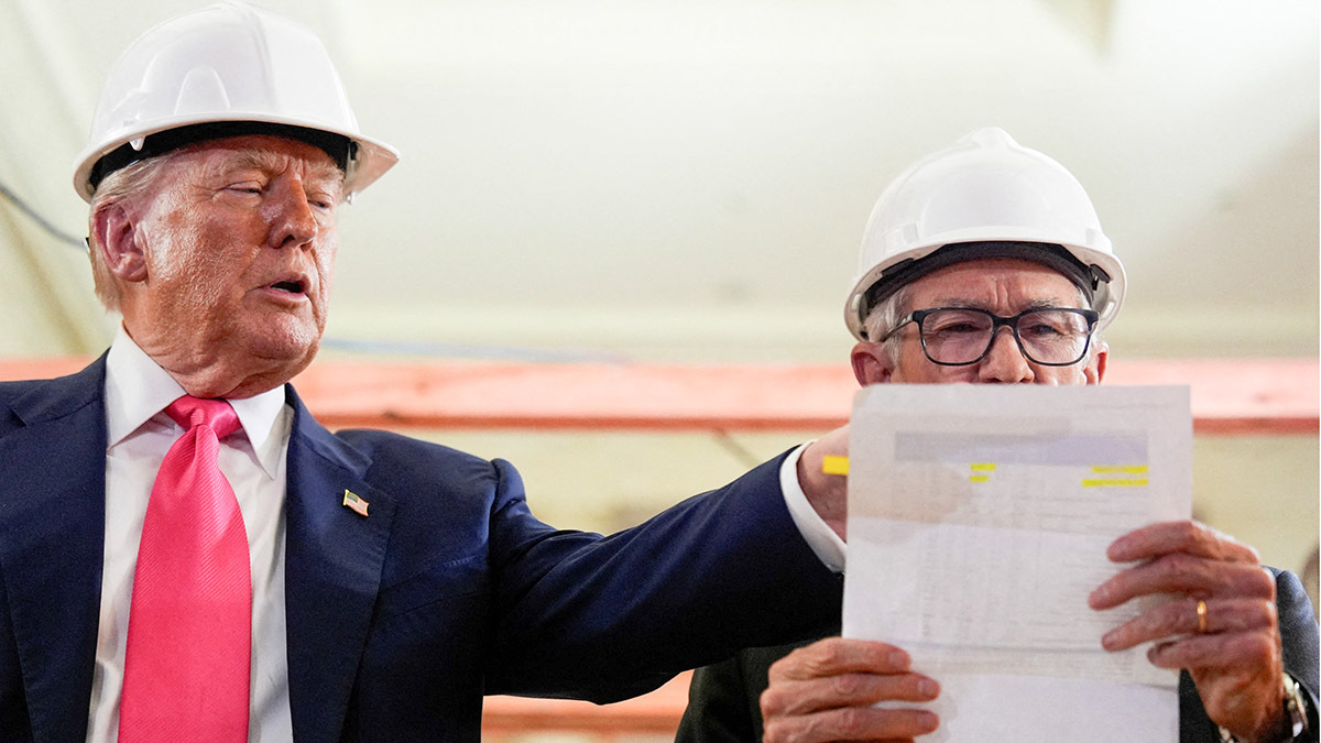 <p> El presidente de Estados Unidos, Donald Trump, señala un documento mientras el presidente de la Reserva Federal, Jerome Powell, verifica las cifras que contiene durante un recorrido por el edificio de la Junta de la Reserva Federal, que actualmente se encuentra en renovación, en Washington, D.C., EE. UU., el 24 de julio de 2025 - RUTERS/ KENT NISHIMURA</p>
