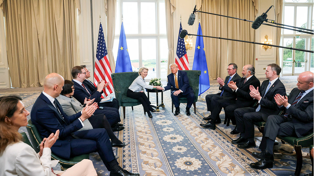 <p>El presidente de Estados Unidos, Donald Trump, estrecha la mano de la presidenta de la Comisión Europea, Ursula von der Leyen, mientras el secretario de Comercio estadounidense, Howard Lutnick, el representante comercial, Jamieson Greer, y el subjefe de gabinete de la Casa Blanca, Stephen Miller, aplauden, tras el anuncio de un acuerdo comercial entre Estados Unidos y la UE, en Turnberry, Escocia, Reino Unido, el 27 de julio de 2025 - REUTERS/ EVELYN HOCKSTEIN</p>
