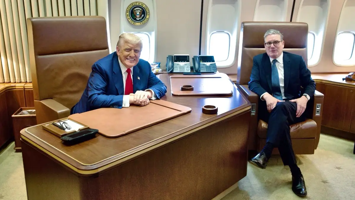Keir Starmer, primer ministro de Reino Unido, junto a Donald Trump en el Air Force One presidencial - PHOTO/CASA BLANCA