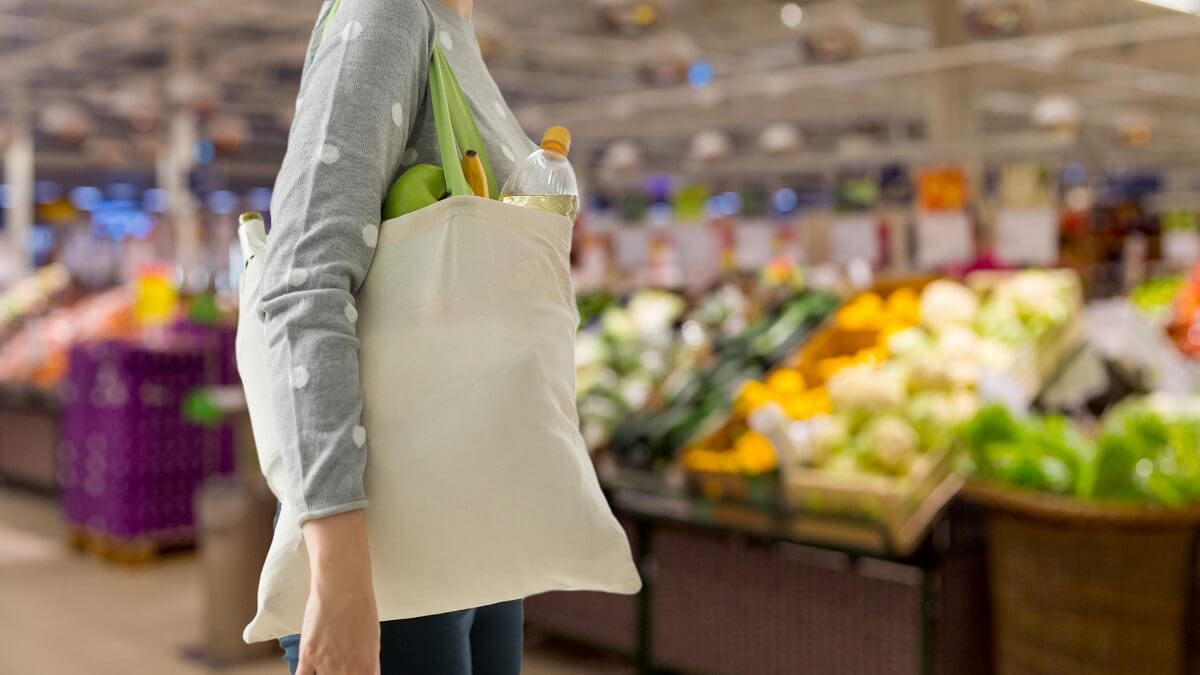 Reducir el consumo de carne y lácteos y evitar el desperdicio alimentario podría disminuir hasta un 35 % el impacto ambiental y en la salud. © Shutterstock / Ground Picture