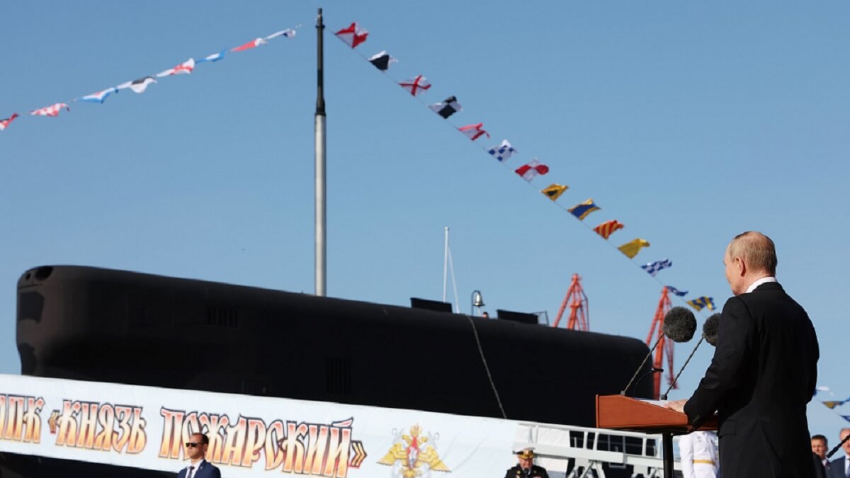 El presidente de Rusia ha presidido a finales de julio la ceremonia militar de puesta en servicio del submarino lanzamisiles Príncipe Pozharski en el astillero Sevmash de Severodvinsk, a 800 kilómetros de San Petersburgo - PHOTO/Kremlin