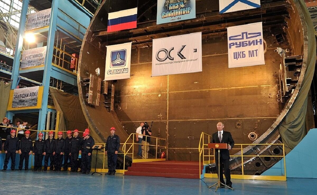 La industria naval de Rusia acumula muchas décadas de experiencia en la construcción de grandes submarinos de propulsión nuclear y ya está volcada en el diseño de nuevas generaciones para mitad de siglo - PHOTO/Kremlin 