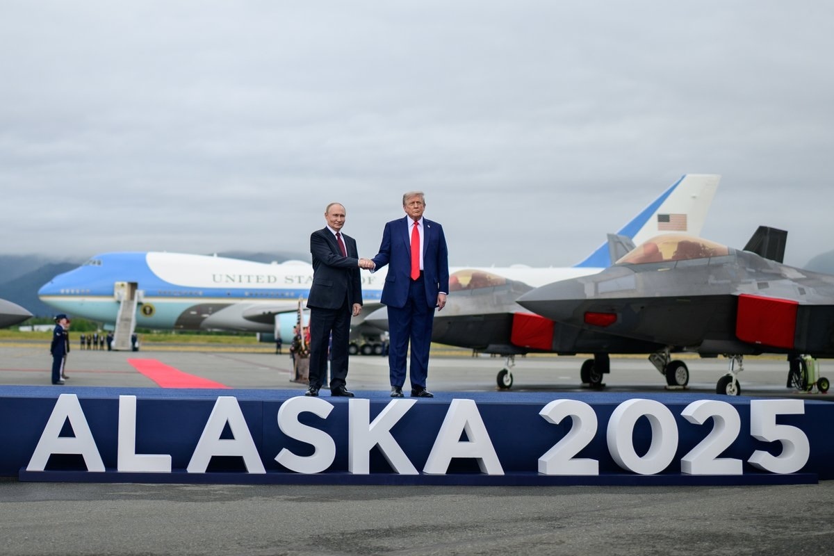 trump putin alaska podium