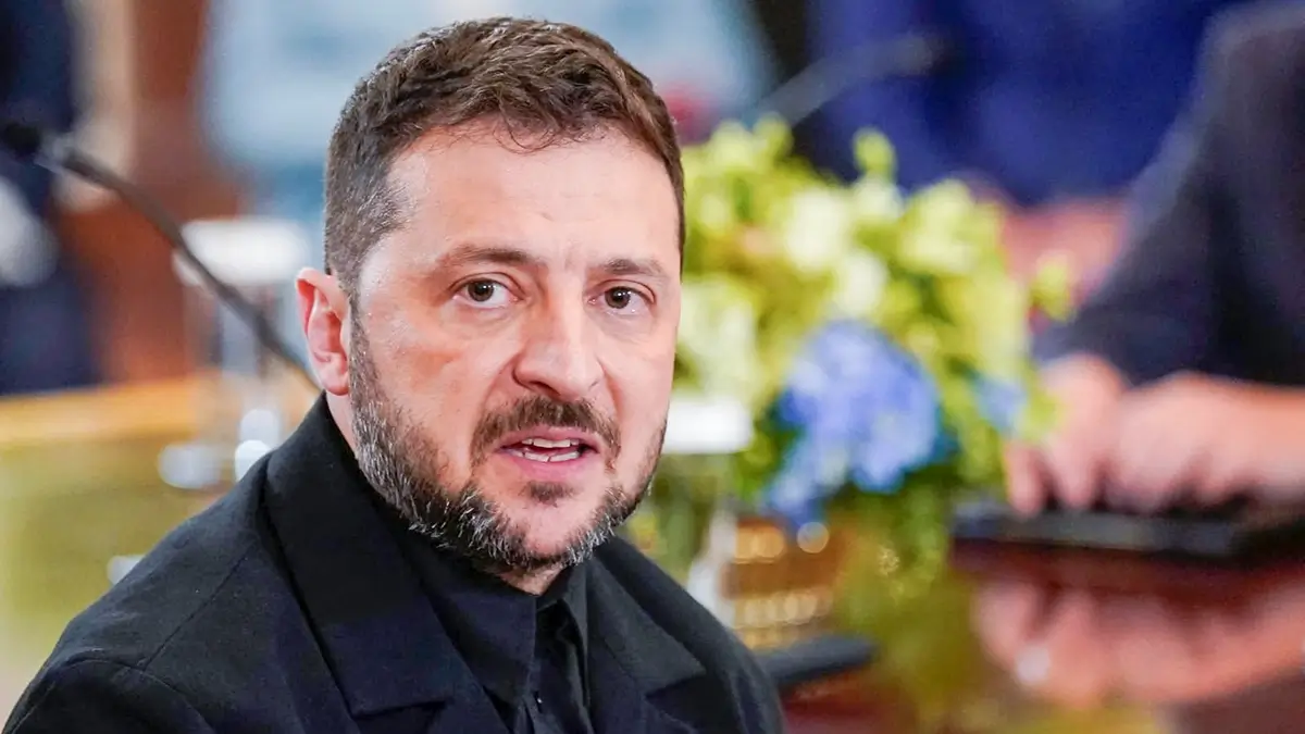 El presidente ucraniano Volodymyr Zelenskiy habla durante una reunión con el presidente estadounidense Donald Trump y líderes europeos en medio de las negociaciones para poner fin a la guerra de Rusia en Ucrania, en la Casa Blanca en Washington, D.C., EE. UU., el 18 de agosto de 2025 - REUTERS/Alexander Drago