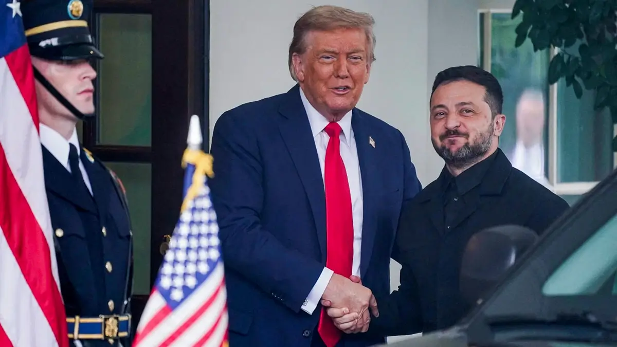 El presidente de Estados Unidos, Donald Trump, saluda al presidente de Ucrania, Volodymyr Zelenskiy, a su llegada a la Casa Blanca en medio de las negociaciones para poner fin a la guerra de Rusia en Ucrania, en Washington, D.C., Estados Unidos, el 18 de agosto de 2025 - REUTERS/Nathan Howard