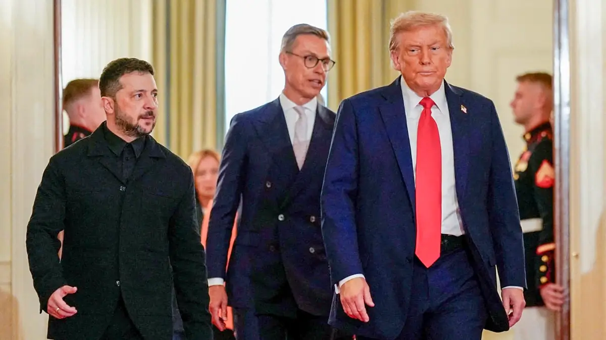 El presidente de los Estados Unidos, Donald Trump, y el presidente de Ucrania, Volodymyr Zelenskiy, caminan durante una reunión, en medio de las negociaciones para poner fin a la guerra de Rusia en Ucrania, en la Casa Blanca en Washington, D.C., EE. UU., el 18 de agosto de 2025 - REUTERS/Al Drago