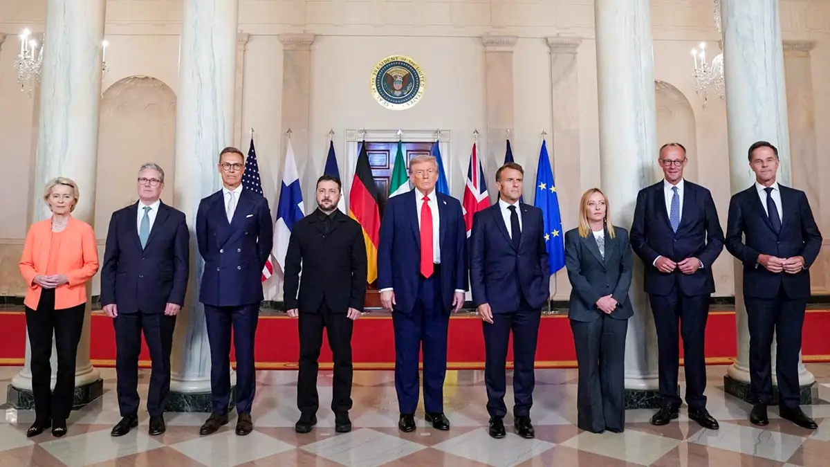 El presidente de los Estados Unidos, Donald Trump; el presidente de Ucrania, Volodymyr Zelenskiy; el canciller alemán, Friedrich Merz; el presidente francés Emmanuel Macron, el primer ministro británico Keir Starmer, la primera ministra italiana Giorgia Meloni y el presidente finlandés Alexander Stubb, el secretario general de la OTAN, Mark Rutte, y la presidenta de la Comisión Europea, Ursula von der Leyen, posan para una foto de familia en medio de las negociaciones para poner fin a la guerra de Rusia en Ucrania, en la Casa Blanca en Washington, D.C., EE. UU., el 18 de agosto de 2025 - REUTERS/Alexander Drago