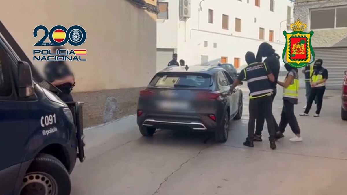 Agentes de la Policía Nacional acompañan a uno de los detenidos - PHOTO/Policía Nacional
