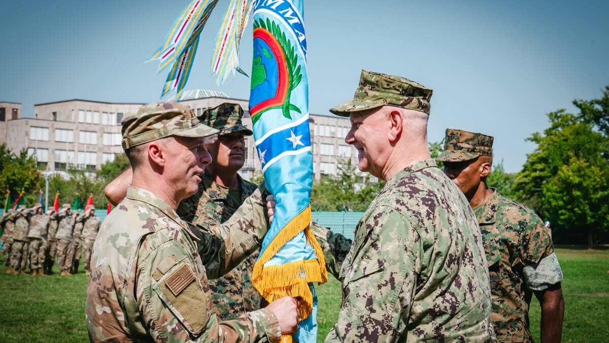 Ceremonia de traspaso del mando de Africom entre el general estadounidense Michael Langley, comandante saliente (dcha.) y el general Dagvin R. M. Anderson, de la Fuerza Aérea de los Estados Unidos (2º por la dcha.) - PHOTO/Staff Sgt. Emely Eckels