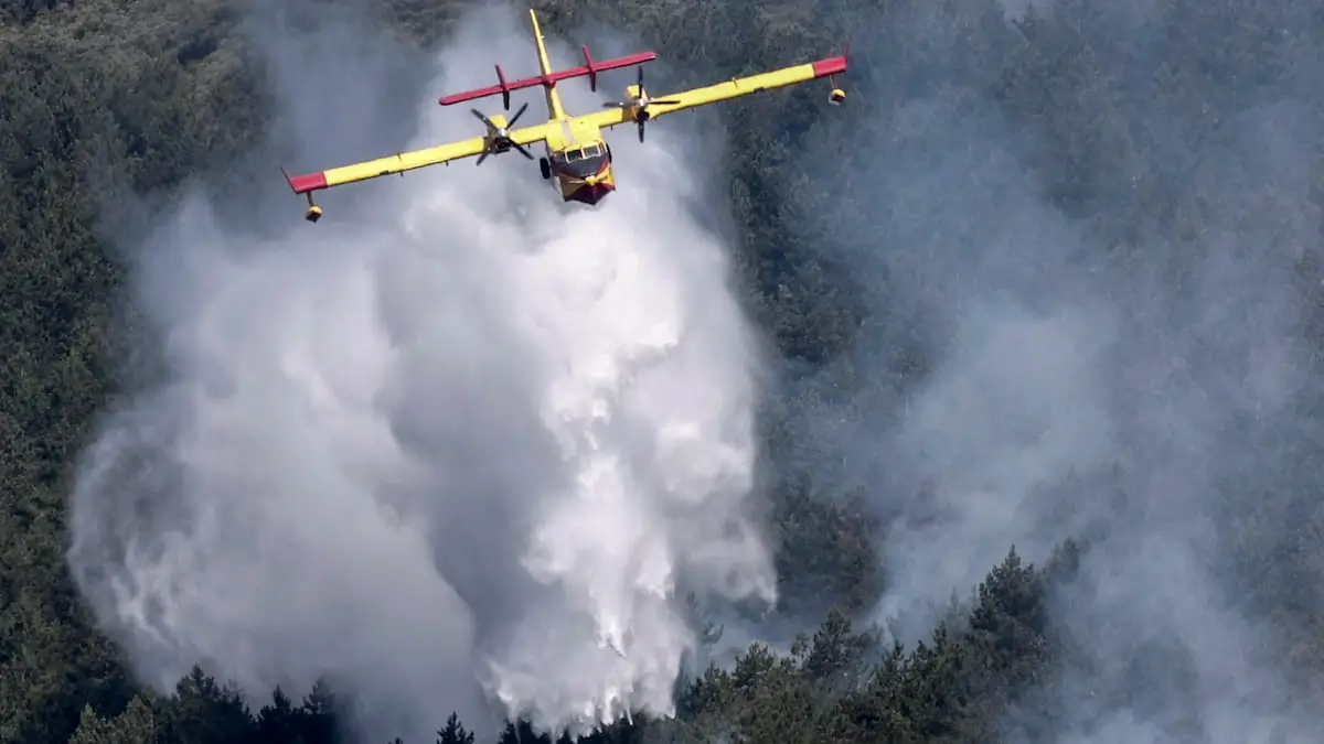 Avión Canadiar 215, con 5.000 litros de agua de capacidad - PHOTO/REDES SOCIALES