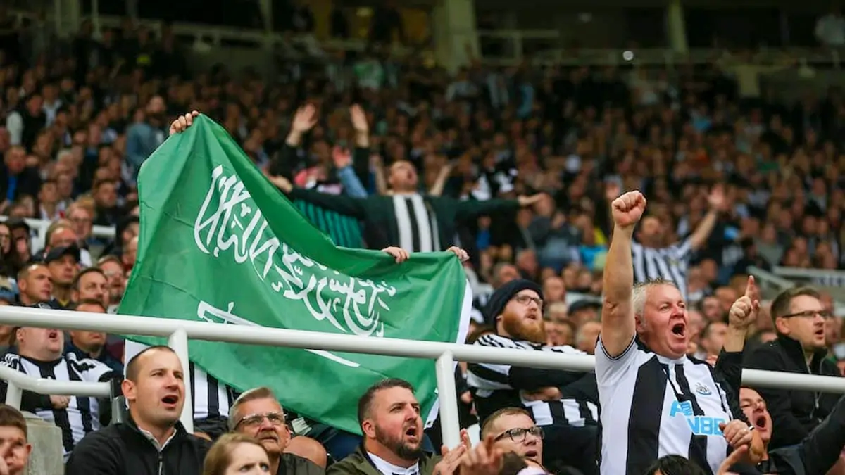 El fondo saudí PIF es el propietario del equipo inglés Newcastle. En la imagen, aficionados de este equipo en las gradas de St James Park, su estadio - PHOTO/Redes sociales