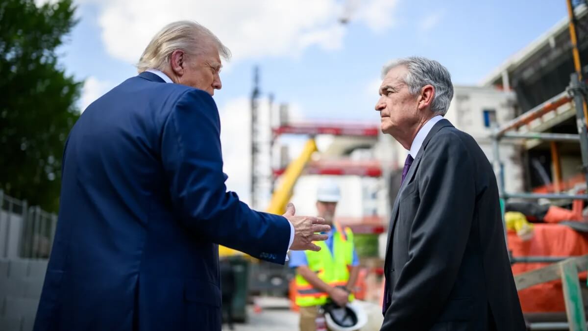 El presidente Donald Trump dialoga con Jerome Powell durante su visita a las obras de la sede de la Reserva Federal, en Washington D. C., el 24 de julio de 2025 - PHOTO/THE WHITE HOUSE