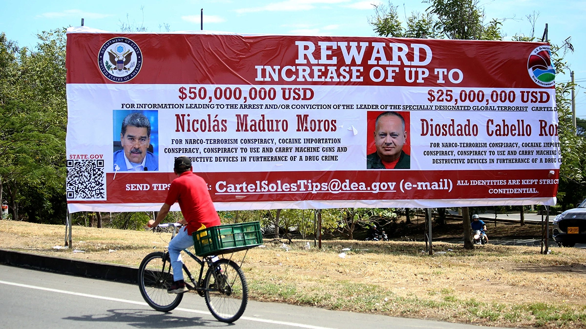 Una pancarta que muestra información de recompensa estadounidense que condujo al arresto del presidente venezolano Nicolás Maduro y del ministro del Interior Diosdado Cabello se encuentra a lo largo de una carretera en Villa del Rosario, que conecta con la frontera venezolana en Táchira, en el departamento de Norte de Santander, Colombia, el 23 de agosto de 2025 - REUTERS/ CARLOS RAMÍREZ