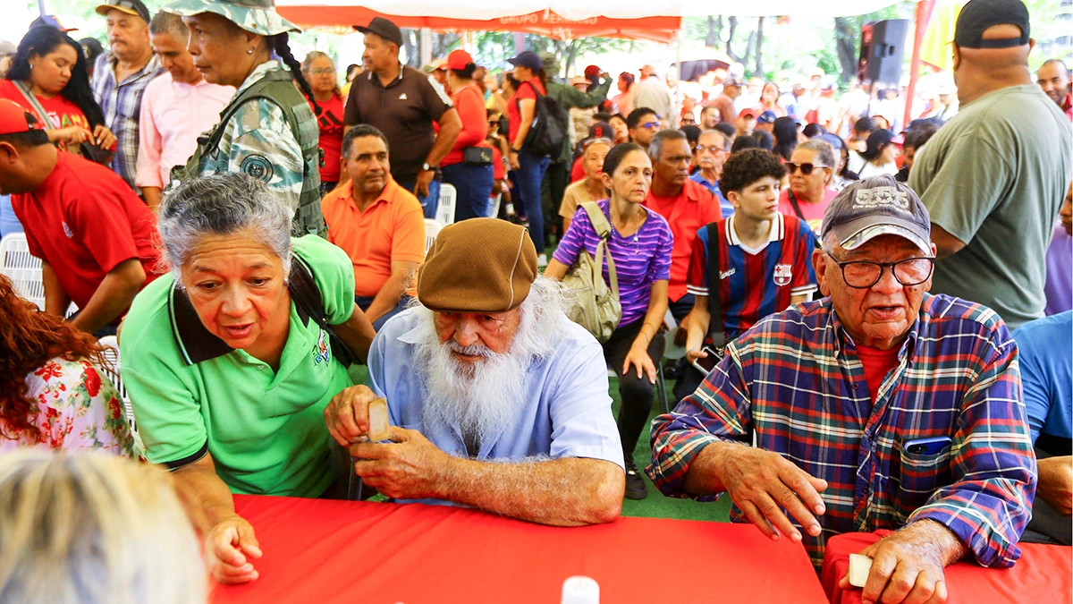 Venezolanos hacen fila para alistarse en la Milicia Nacional Bolivariana, tras el llamado del presidente venezolano Nicolás Maduro a una campaña de reclutamiento a nivel nacional, en medio de crecientes tensiones con Estados Unidos por el despliegue de buques de guerra estadounidenses en la región, en Valencia, Venezuela, el 23 de agosto de 2025 - REUTERS/ JUAN CARLOS HERNÁNDEZ
