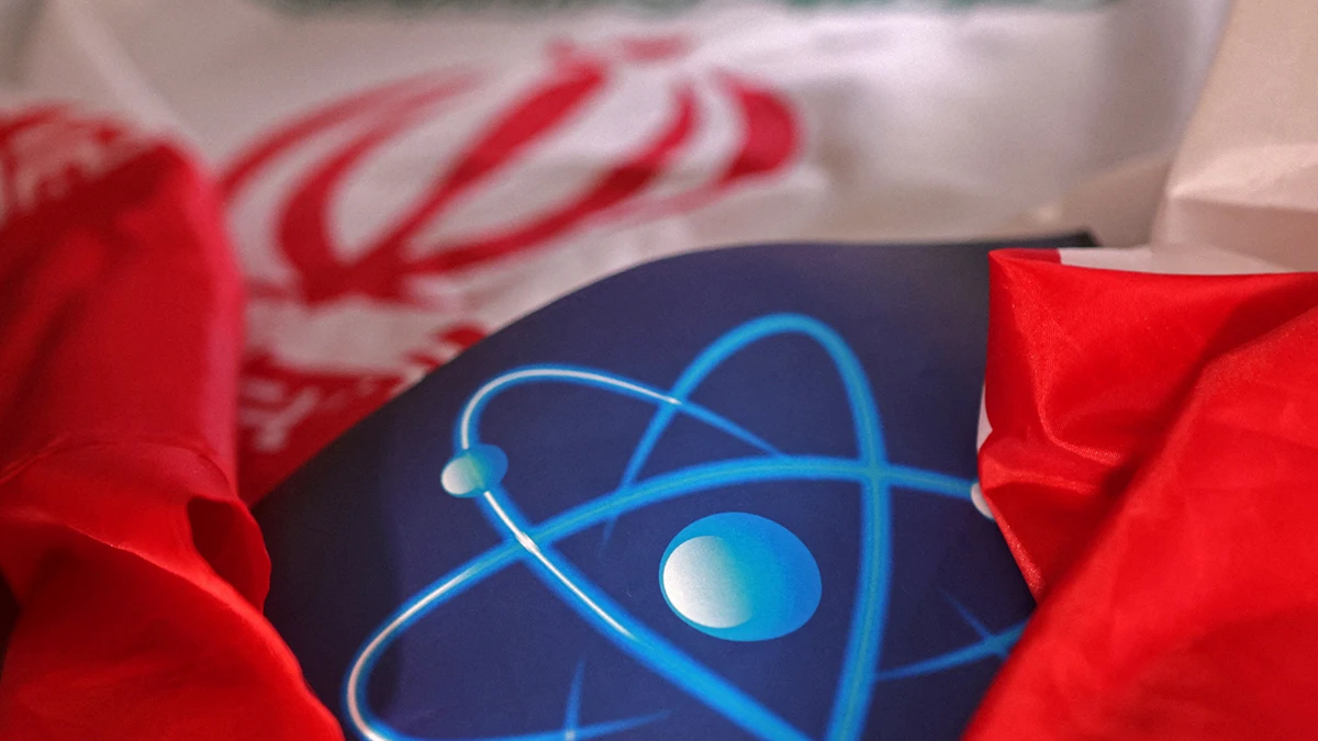 <p>El símbolo atómico y la bandera iraní  - REUTERS/ DADO RUVIC</p>
