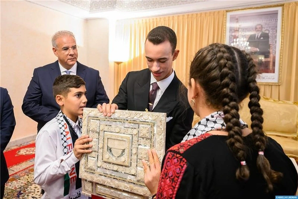 Moulay El Hassan recibe a los niños de Jerusalén que participan en la 16ª edición del campamento de verano de la Agencia Bayt Mal Al-Quds Acharif – PHOTO/X/Bayt Mal Al Quds 