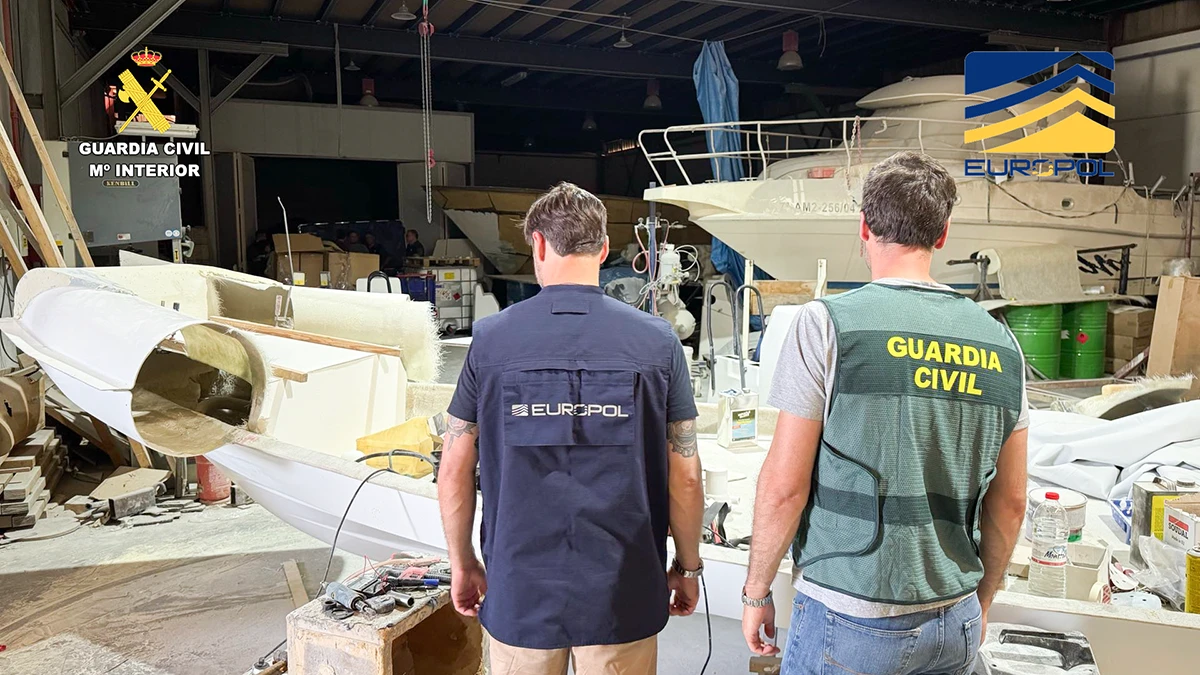 Agentes de la Guardia Civil observan parte del material incautado - PHOTO/GUARDIA CIVIL