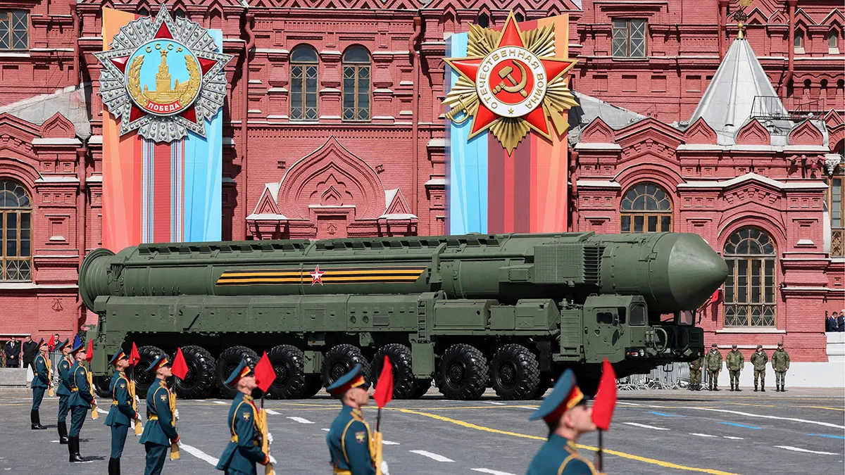 <p>Un sistema de misiles balísticos intercontinentales rusos Yars circula por la Plaza Roja durante un desfile militar en el Día de la Victoria - Sputnik/Gavriil Grigorov/Pool vía REUTERS</p>
