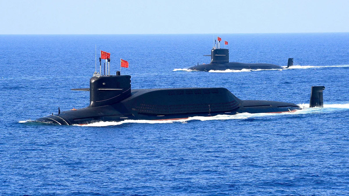 <p>Un submarino nuclear de misiles balísticos Tipo 094A clase Jin de la Armada del Ejército Popular de Liberación (EPL) de China navega durante una exhibición militar en el Mar de China Meridional - PHOTO/ REUTERS</p>
