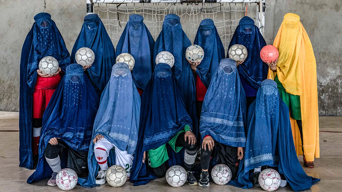 <p>Un equipo femenino de fútbol afgano posa para una foto en Kabul, Afganistán, el jueves 22 de septiembre de 2022. El Talibán, el gobierno, ha prohibido a las mujeres practicar deportes, además de la mayoría de las escuelas y de muchos ámbitos laborales - AP/ EBRAHIM NOROOZI</p>
