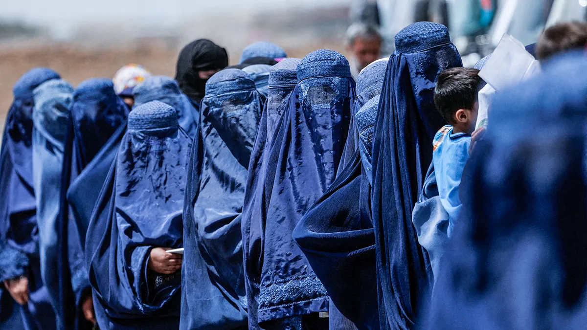 <p>Mujeres afganas desplazadas esperan recibir ayuda económica para personas desplazadas en Kabul, Afganistán, el 28 de julio de 2022 - REUTERS/ ALI KHARA</p>
