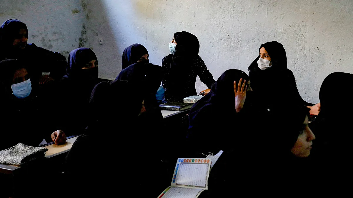 <p>Mujeres afganas aprenden a leer el Corán en una madrasa o escuela religiosa en Kabul, Afganistán, el 8 de octubre de 2022 - REUTERS/ ALI KHARA</p>
