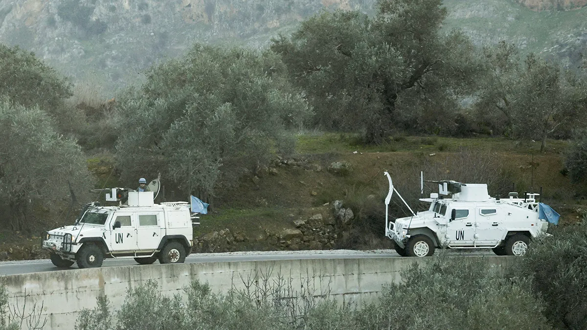 <p>Vehículos de las fuerzas de paz de la ONU (FPNUL) circulan por una calle en Marjaaayoun, sur del Líbano, el 20 de enero de 2025 - REUTERS/ MOHAMED AZAKIR</p>
