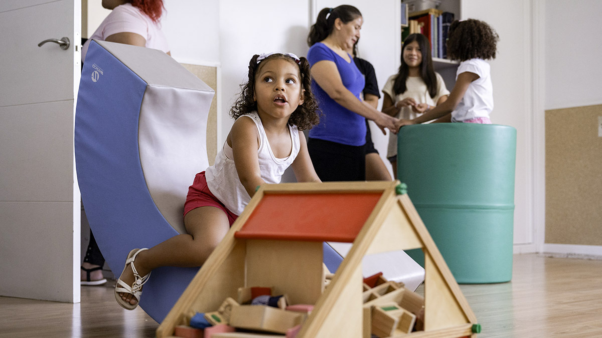 <p> </p>

<p><br />
La hija pequeña de los Villalba jugando en las instalaciones de Redes Cooperativa - Gonzalo Cases/Fundación ”la Caixa”</p>
