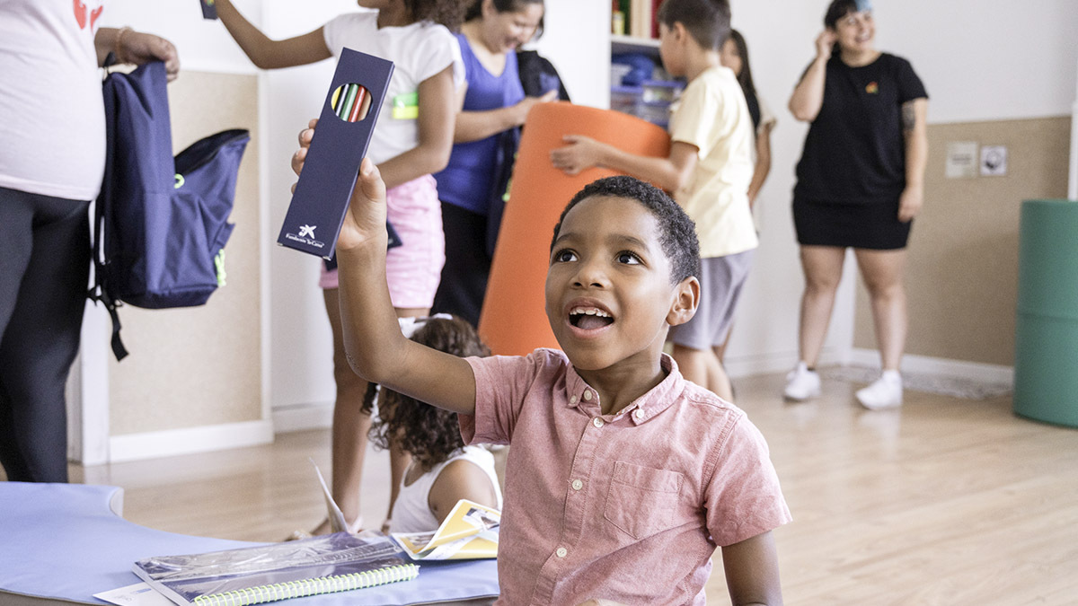 <p>El hijo pequeño de Estefanía descubriendo el kit de material escolar entregado - Gonzalo Cases/Fundación ”la Caixa”</p>
