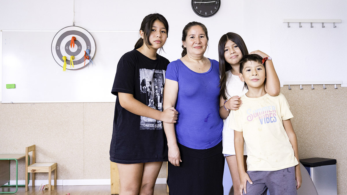 <p>Elisabeth Ayala con tres de sus cuatro hijos, Nayeli, Sofía y Jerome - Gonzalo Cases/Fundación ”la Caixa”</p>
